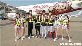 ▲樂天桃猿副董事長渡邉崇、領隊浦韋青、投手王溢正、黃子鵬和樂天女孩一起和彩繪機合影。（圖／記者劉彥池攝影）