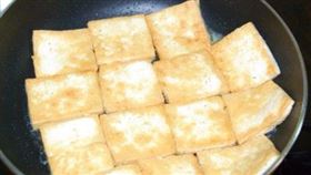 煎豆腐前先沾麵粉再下鍋，豆腐就不會黏鍋、破碎了。（圖／翻攝自《小乾倩倩的遊戲的美食》） 
