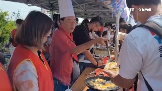 大甲媽遶境第2天　邢峰下廚分送吐司