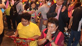 白沙屯媽祖11日展開遶境儀式，拱天宮下午即湧入大批香客，民眾虔誠向媽祖祈求平安。記者李依璇攝影