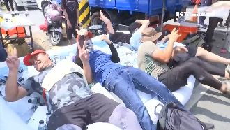 大甲媽遶境爆汗　躺冰床、夾風扇降溫