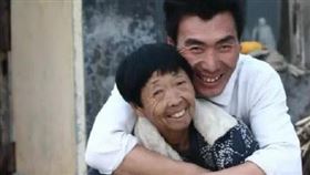 樂嫁小32歲尪！58歲嬤整型「變少婦」　母子戀結局曝光（圖／翻攝自微博）