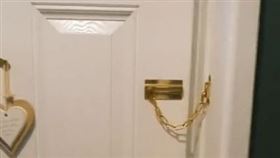 大門上了防盜鎖鍊就安全嗎？網友凱蒂用一條線就破解。（圖／翻攝自凱蒂抖音）