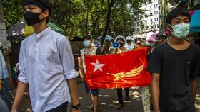 緬甸青年上街抗議軍政府。圖／美聯社／達志影像