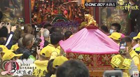 ▲粉紅超跑啟動，萬人追隨。（圖／寶島神很大）