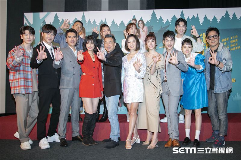 全新八點華劇《三隻小豬的逆襲》舉行首映會，卡司陣容空前，除了王傳一、賴雅妍、謝佳見以外，還有「老爸專業戶」李天柱、劉瑞琪、魏蔓、孫沁岳、高英軒，還有成語蕎等。（圖／記者楊澍攝影）
