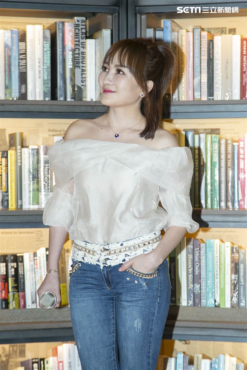 「財富女神」王宥忻日前推出親子教養書《抓狂父母拯救計劃》，舉辦新書簽名會，吸引近百位粉絲前來朝聖。（圖／記者楊澍攝影）