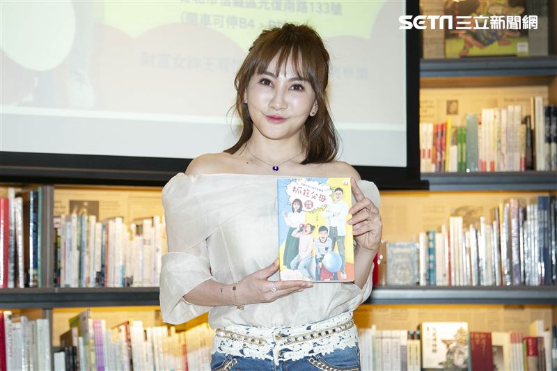 「財富女神」王宥忻日前推出親子教養書《抓狂父母拯救計劃》，舉辦新書簽名會，吸引近百位粉絲前來朝聖。（圖／記者楊澍攝影）