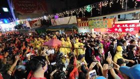 苗栗通霄白沙屯拱天宮媽祖11日深夜起駕往雲林朝天宮徒步進香，吉時一到，數萬名信徒情緒沸騰，簇擁有「粉紅超跑」之稱的媽祖鑾轎，展開8天7夜充滿神蹟色彩的宗教之旅。中央社記者管瑞平攝 110年4月11日