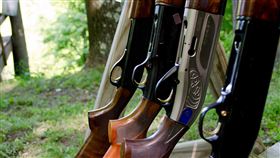 獵槍
https://www.flickr.com/photos/irisphotos/7243348486/in/photolist-c3549J-8bVGD4-4kWF35-dkLi6W-dkLeEi-bgB8PK-aTwoEp-4EXDhr-4EXD8X-6CgaWR-67cwzu-o5TaU8-678jCT-8X1FRE-67cuTJ-678iNB-43JLj-43JM4-43JMr-5e