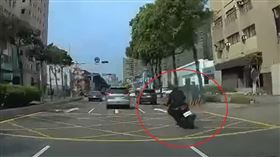 桃園,機車,追撞,賓士,跨越,鬼之切（圖／翻攝八卦村 - 行車紀錄器影片上傳中心）