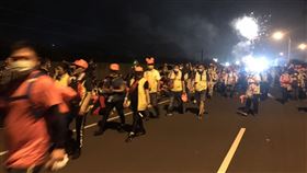 白沙屯媽祖進香，11日深夜起駕後徹夜未眠疾行，一早抵達台中大甲。 記者李依璇攝影