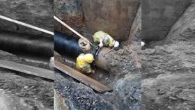 月薪,10萬,雨衣,大便,汙水,下水道工程（圖／翻攝爆廢1公社）