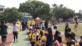 白沙屯媽祖進香，順天國小師生鑽轎底 記者李依璇攝影