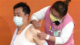 副指揮官陳宗彥、醫療應變組副組長羅一鈞，今上午帶領中央及地方政府防疫人員及高接觸風險工作者等16人接種疫苗。陳宗彥接種後表示，針很細、比蚊子叮到還沒感覺，打完後感覺很好。（圖／翻攝自指揮中心直播網）