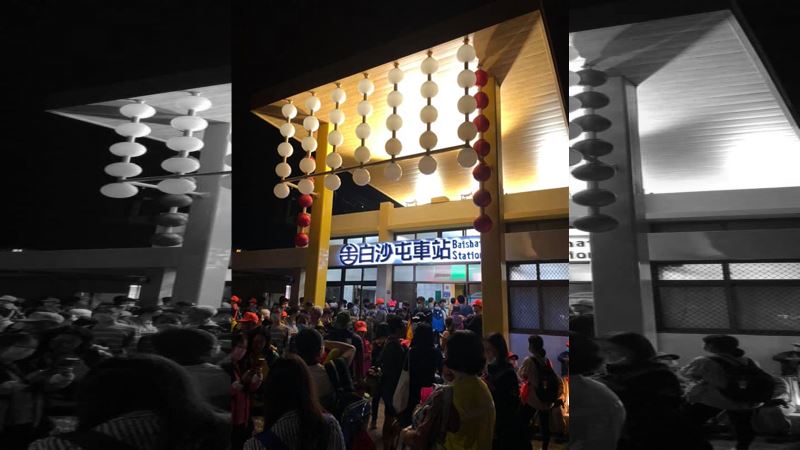 白沙屯車站超吸睛　垂簾宛如媽祖鳳冠