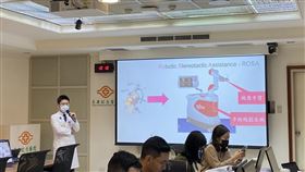 林口長庚腦神經外科醫師王昱棨表示，該個案因病灶正好影響語言區，腦部有不正常的放電引起癲癇發作時，會影響到周邊語言及記憶的區域，進而造成失語與失憶症狀。（圖／記者簡浩正攝影）