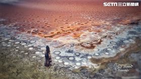 台南七股一座廢棄鹽場因久旱未下雨，造就紅白夾雜的美景。（圖／空拍玩家沈統斐授權提供）