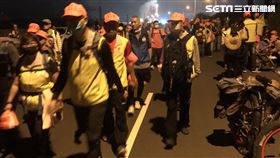 白沙屯媽祖進香，11日深夜起駕後徹夜未眠疾行，一早抵達台中大甲。 記者李依璇攝影