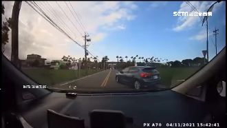 休旅車竄出未減速　後車示警竟被攔車