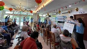 東生華製藥今日啟程送愛到花蓮富康老人長照中心，進行慢性病用藥衛教以及帶領「八段錦」動作。（圖／東生華提供）