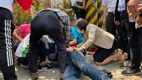 雲林縣長張麗善，雙膝跪地救路倒民眾，復甦動作標準