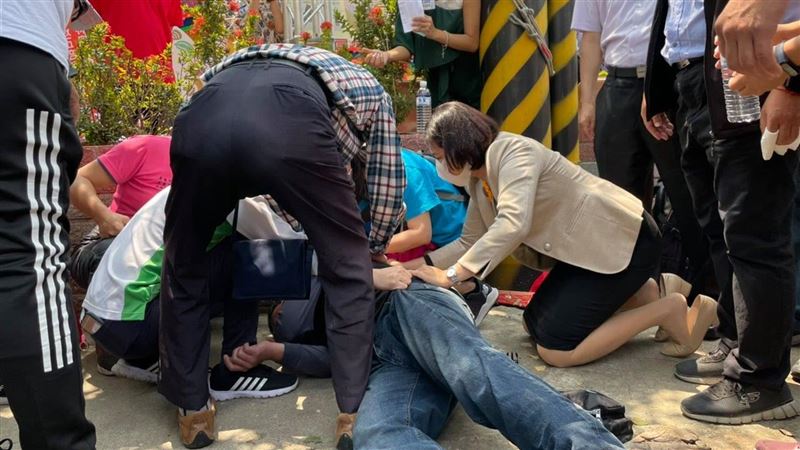 張麗善雙膝跪救昏倒男　醫讚：很標準