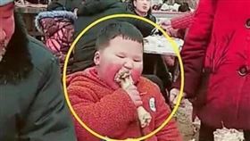 ▲農村裡小霸王見肉就搶。（圖／翻攝自微信）