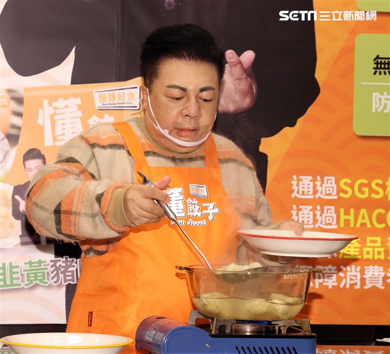 董至成離婚半年砸下百萬推出餃子副業銷售破萬包。（記者邱榮吉/攝影）