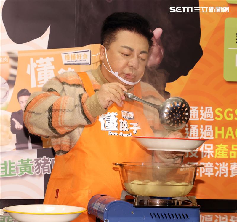 董至成離婚半年砸下百萬推出餃子副業銷售破萬包。（記者邱榮吉/攝影）