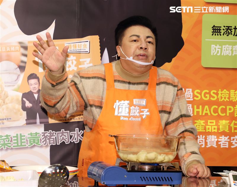 董至成離婚半年砸下百萬推出餃子副業銷售破萬包。（記者邱榮吉/攝影）