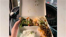 只能在等紅燈時嗑便當！背後原因令人心疼（圖／翻攝自爆廢1公社）