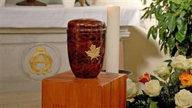 家屬忙幫嬤撿骨！孫手機響起「1歌曲」　長輩一聽臉全綠（圖／翻攝自Pixabay）