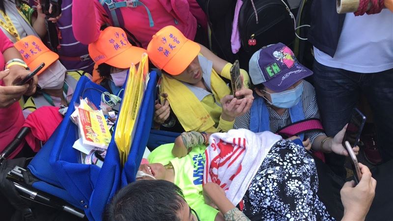 推著跑馬拉松！腦麻兒小比「洗澡沒生命跡象」搶救　媽淚：去當小天使了