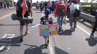 大班男童揹滿祝福!遶境當畢業旅行