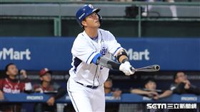 ▲富邦悍將外野手高國輝右外野安打送回李宗賢。（圖／記者劉彥池攝影）