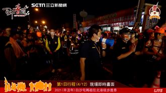 警員專心祈求白沙屯媽！忘脫帽成亮點