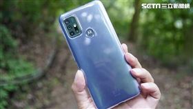 簡單開／8千有找、大電量　拍照不差的Moto G30（圖／記者李鴻典攝）