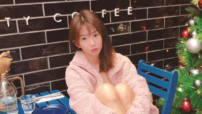 郭書瑤一轉身炸美胸　突認在家不穿衣