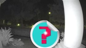 網友查看門口監視器，發現鏡頭拍到數個詭異光球。（圖／翻攝自Reddit討論區 ） 