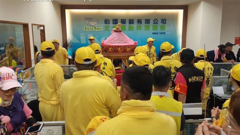 白沙媽駐駕服飾店！員工雙手合十樂翻