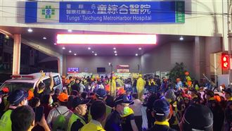 白沙媽疼惜醫護　一早停駕童綜合醫院