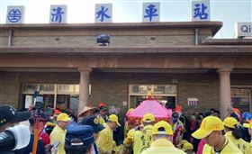 晃到大轎班都頂不住！白沙屯媽廷清水車站　信徒：媽祖慈悲心(圖/翻攝自白沙屯拱天宮臉書)