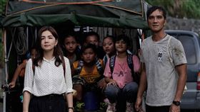 馬志翔、Ella主演「聽見歌 再唱」電影「聽見歌 再唱」由演員馬志翔（右）、陳嘉樺Ella（左）主演，分別飾演不識五線譜的體育老師和流浪代課老師，兩人共同訓練一群五音不全的學童，成為世界知名合唱團。（華納兄弟提供）中央社記者葉冠吟傳真  110年3月29日