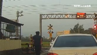 平交道柵欄升起秒降　駕駛急煞險卡關