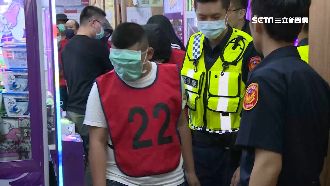 天九賭場藏夾娃機店　警埋伏逮31人