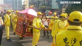 白沙屯媽香燈腳，7歲女，台中大甲父女，邊進香邊撿垃圾做環保，已經第4年