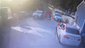 吳男因被槍掃射急忙閃避。（圖／翻攝畫面）