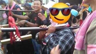 她無法下跪 突被人群推去扛媽祖神轎
