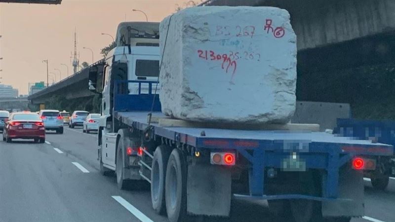駕駛怕爆！國道上載30噸重巨型石塊